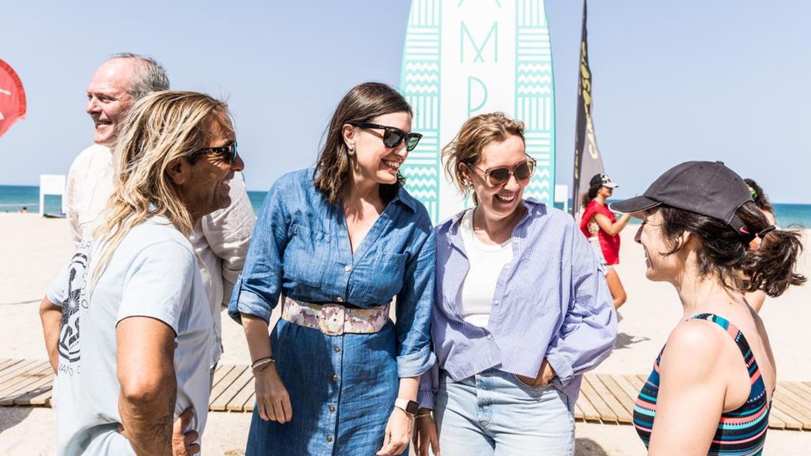 La alcaldesa, Patricia Cavada, en el Día Internacional del Surf.