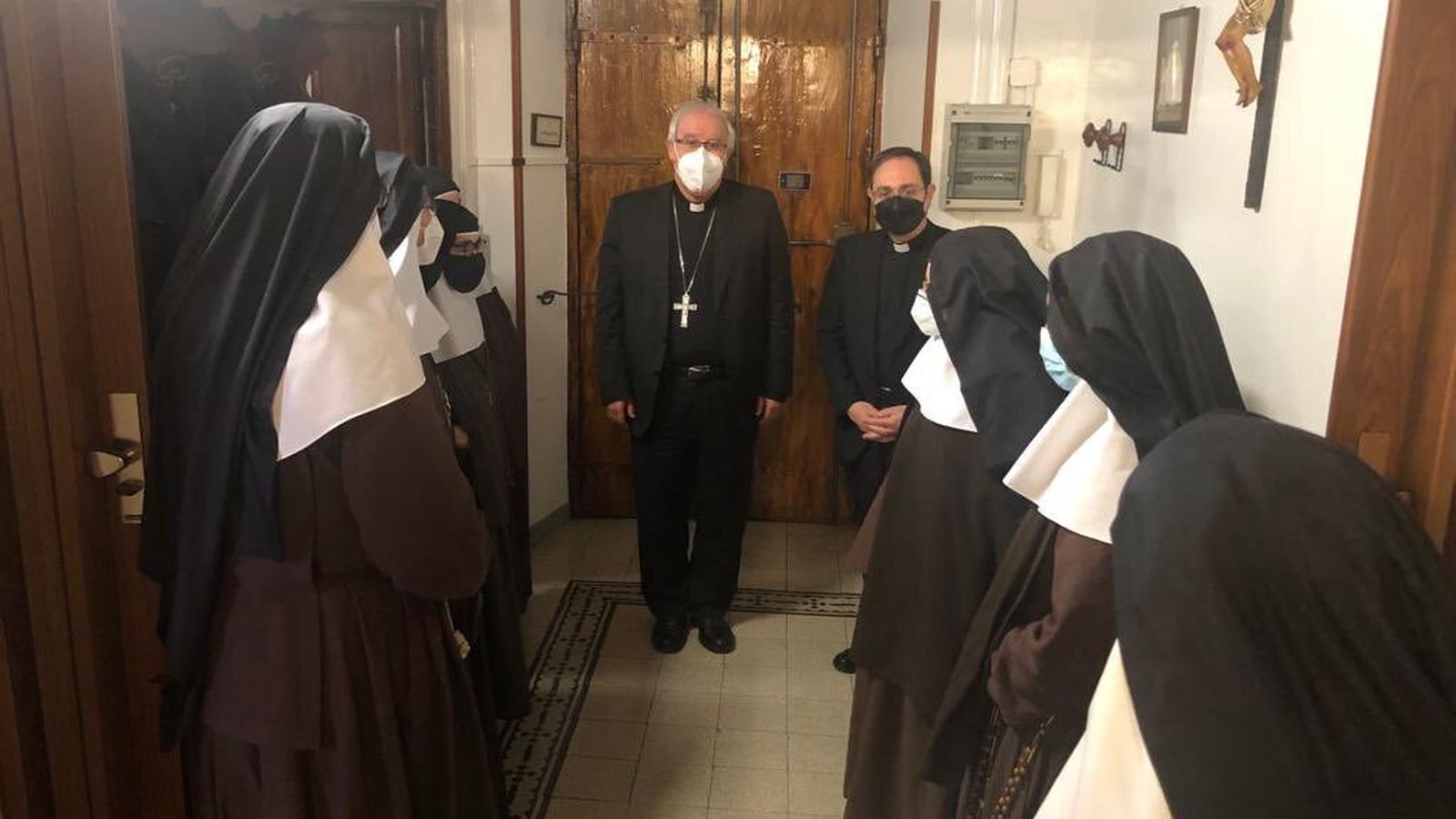 Monseñor Saiz y Teodoro León visitan a las Hermanas de la Cruz en Roma.