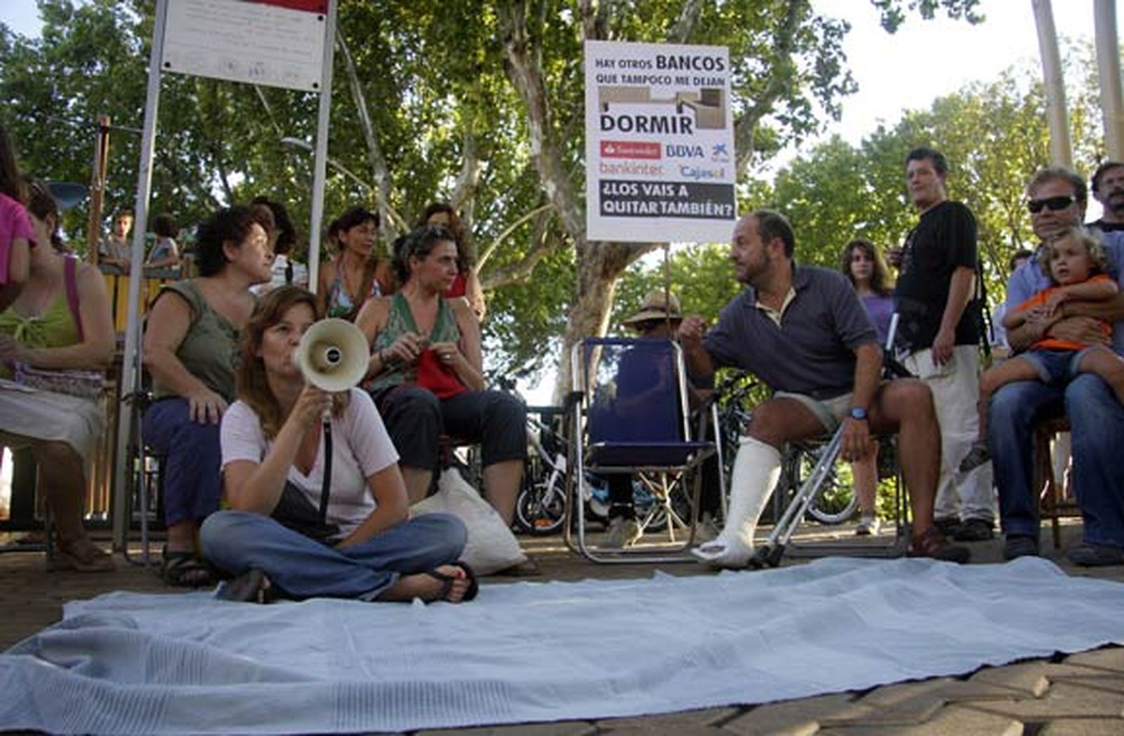 Concentración en la Alameda por la retirada de los bancos