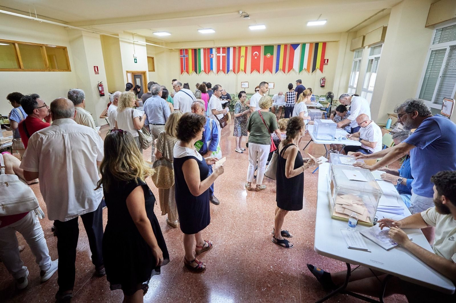 Fotos: Así están siendo las colas en los colegios electorales de Granada