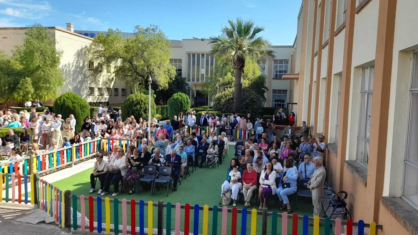 Los familiares e invitados, en el jardín del colegio Safa Villoslada. Los familiares e invitados, en el jardín del colegio Safa Villoslada.
