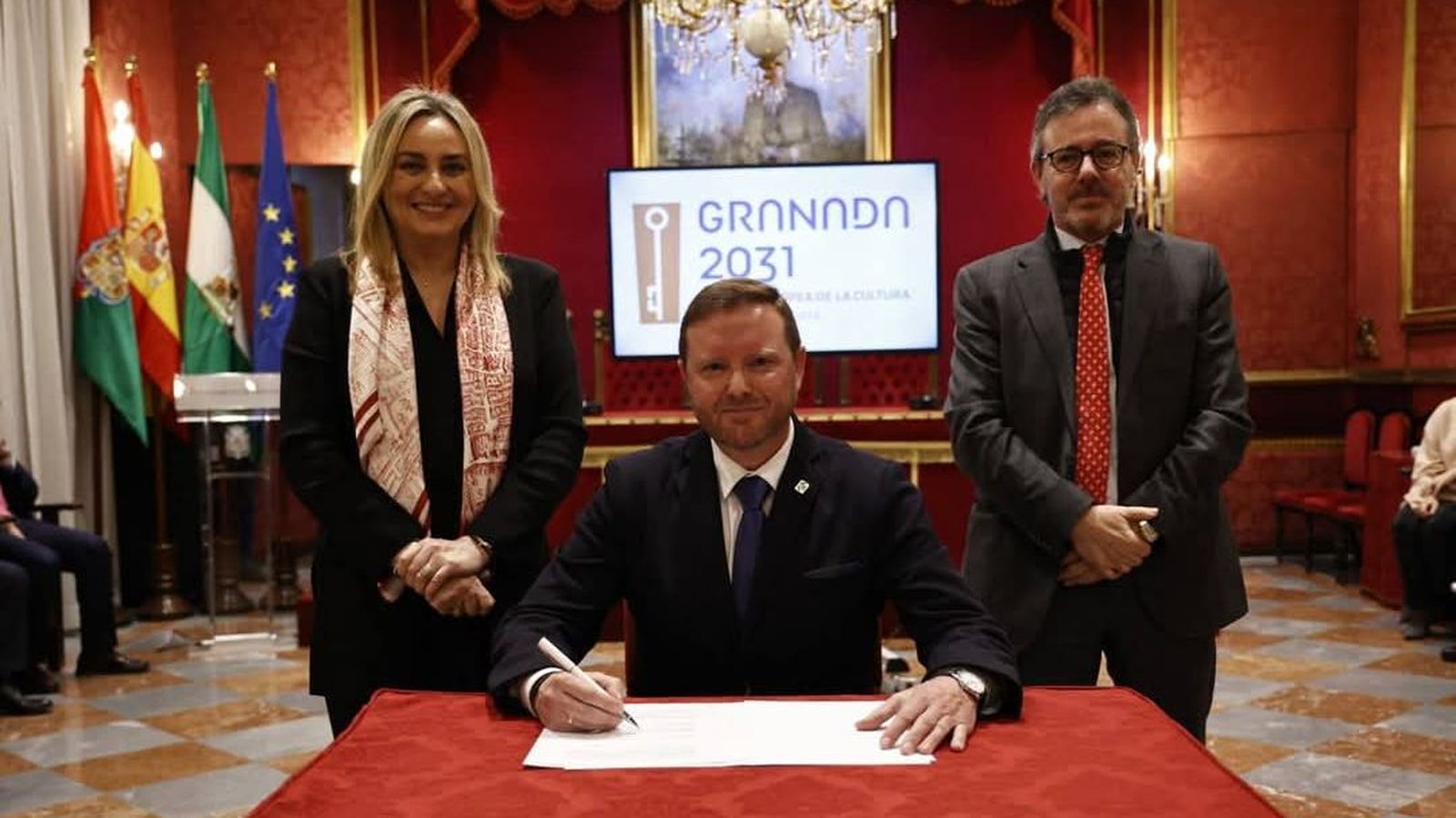 El acto de firma de adhesión en el Salón de Plenos del Ayuntamiento de Granada