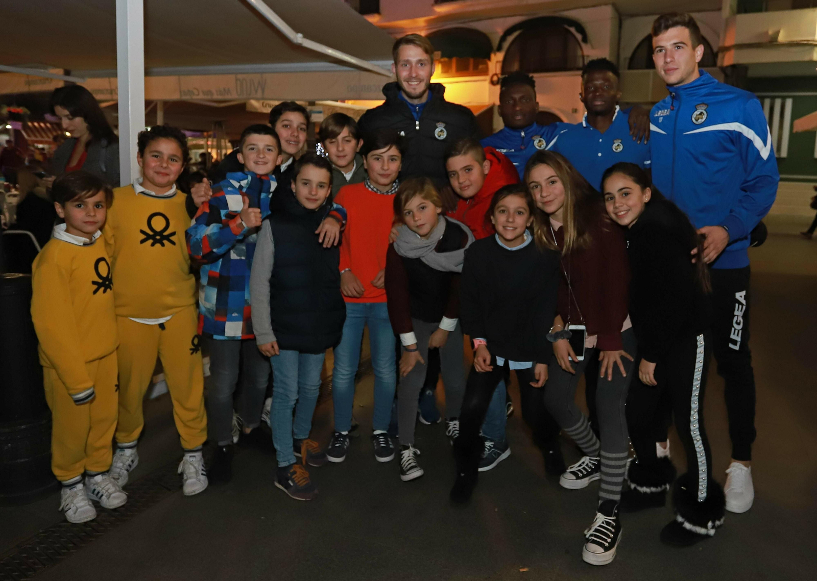 Montoya, Mirás, Koroma y Kaya, rodeados de niños en el centro de La Línea