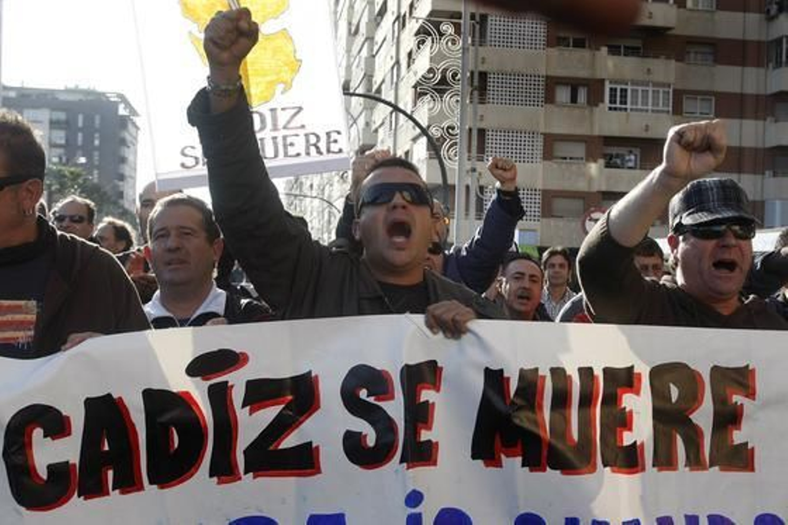 De nuevo los ex trabajadores de Delphi se han manifestado por las calles de la capital para reclamar "una vez más" que la Junta de Andalucía resuelva su problema "tras tres años" desde que se cerró la factoría de Puerto Real. Foto: Jose Braza De nuevo los ex trabajadores de Delphi se han manifestado por las calles de la capital para reclamar "una vez más" que la Junta de Andalucía resuelva su problema "tras tres años" desde que se cerró la factoría de Puerto Real.
Foto: Jose Braza