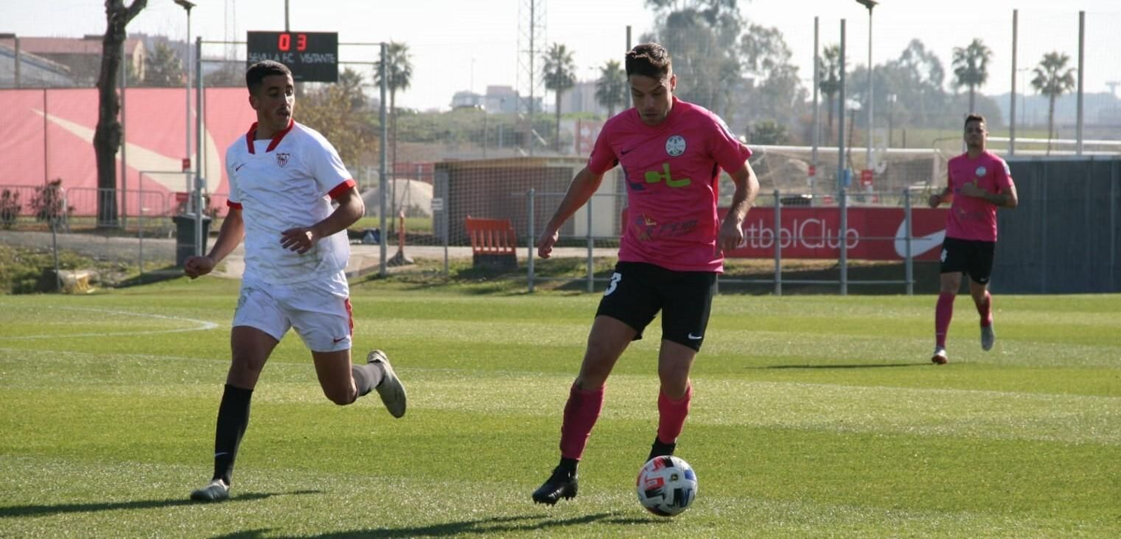 Pablo Molina controla el balón ante la presencia de un rival.
