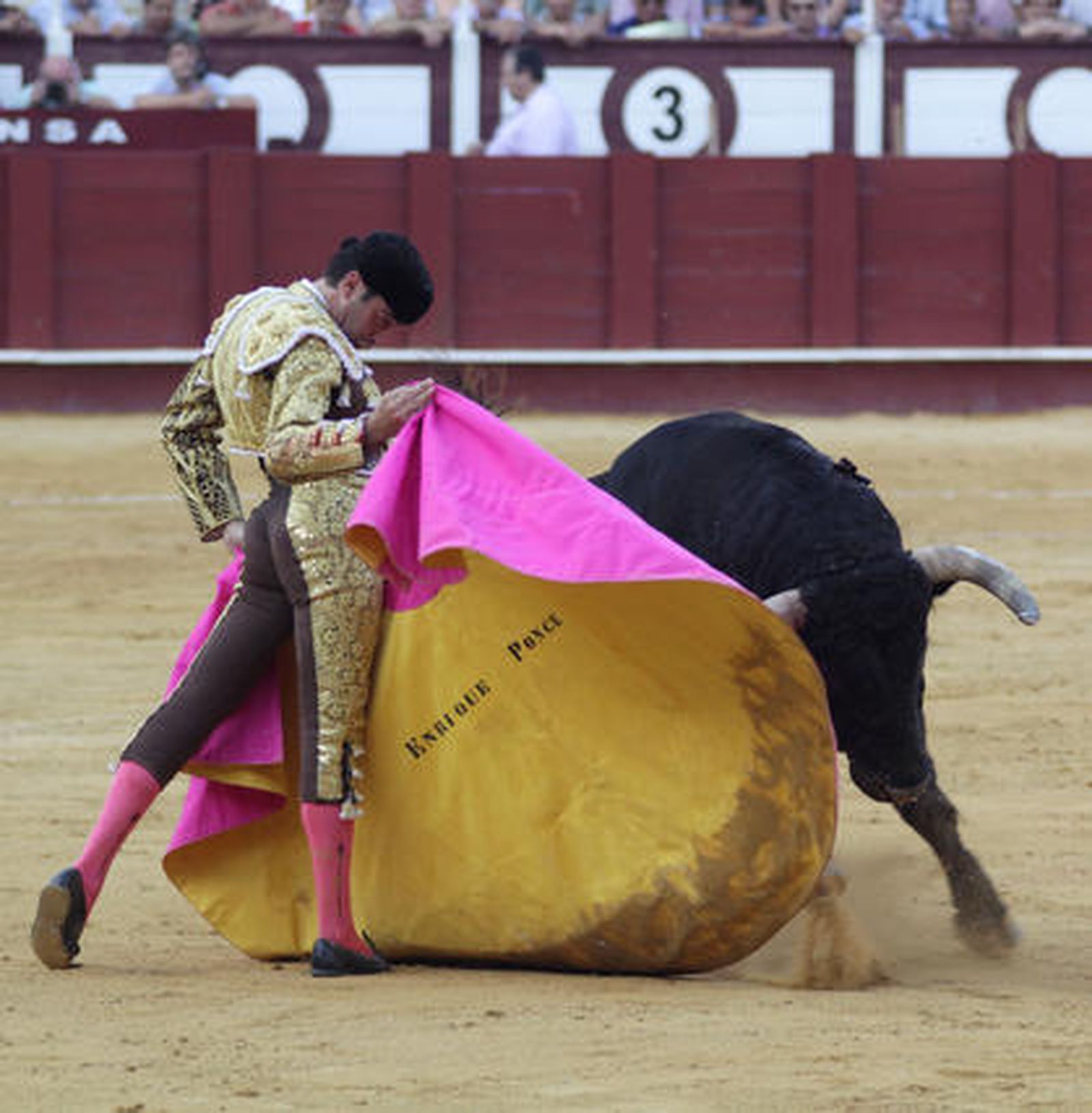 Enrique Ponce se enfrenta con el capote a su oponente. 

Foto: Migue Fernandez