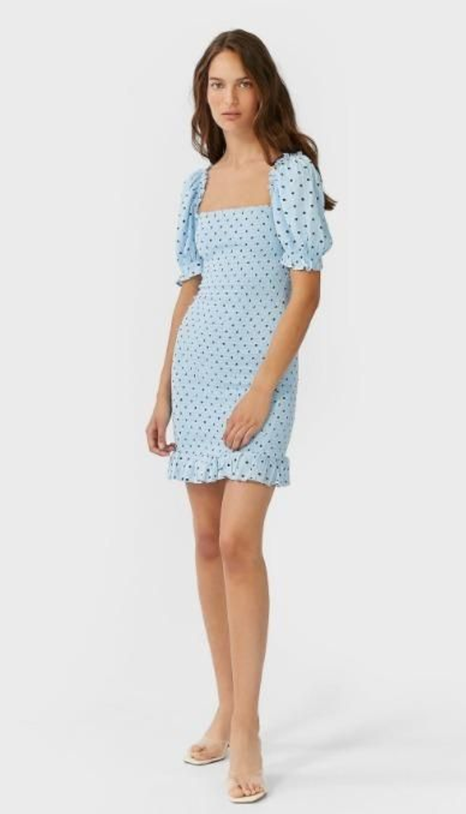 Ajustado y de topos en azul, de Straudivarius.