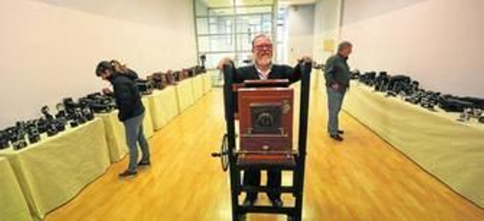 El coleccionista Vicente Arroyo, junto a varias de las cámaras que expondrá.