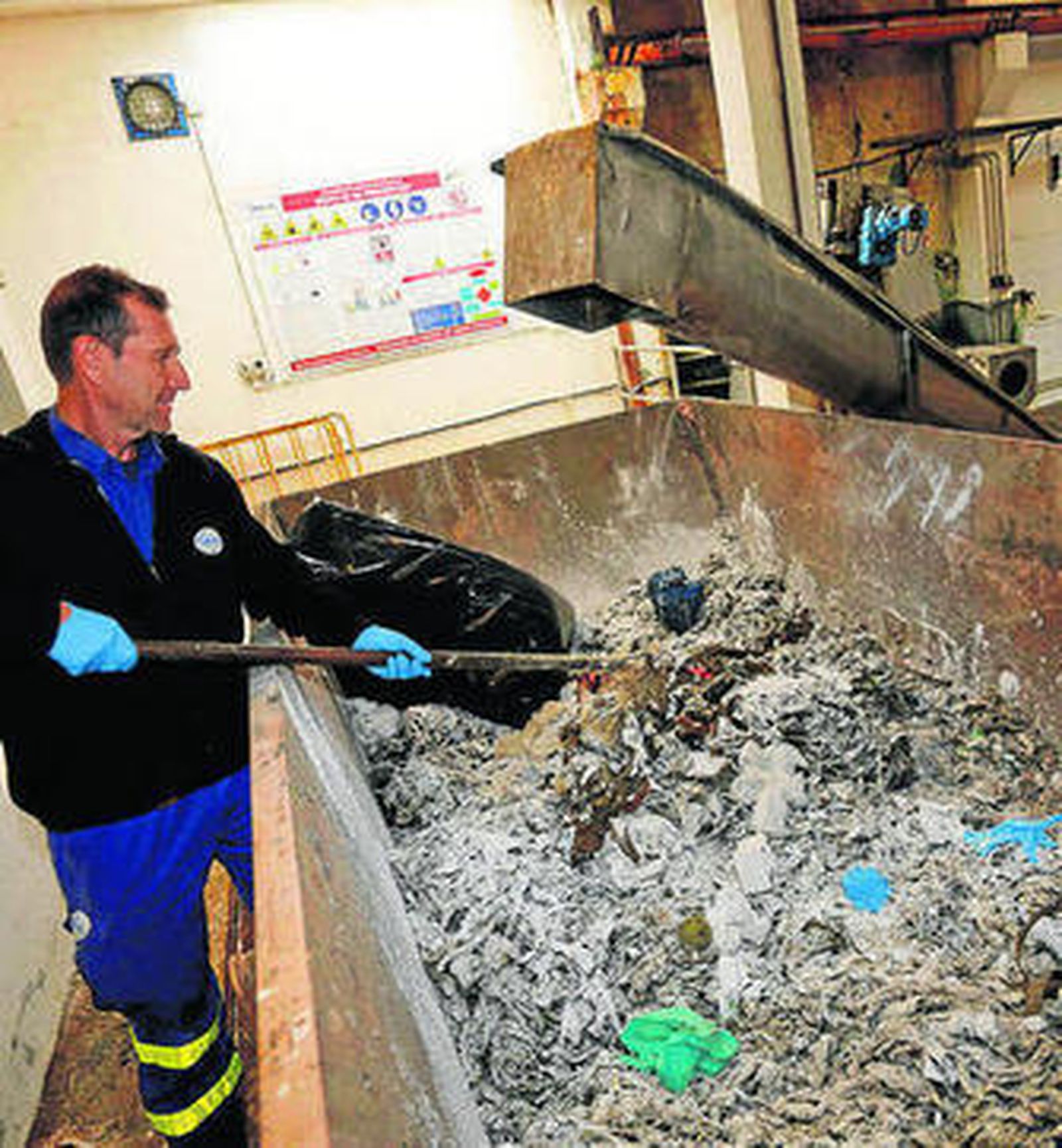 Empleado de Emasa especializado en la detección de los gases que emanan las aguas fecales.