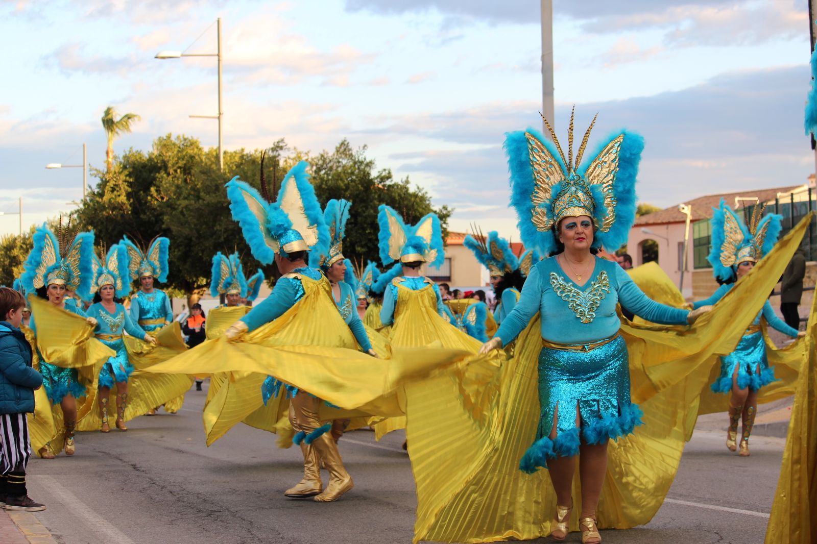 Comparsa desfilando por las calles de Vera el pasado año.