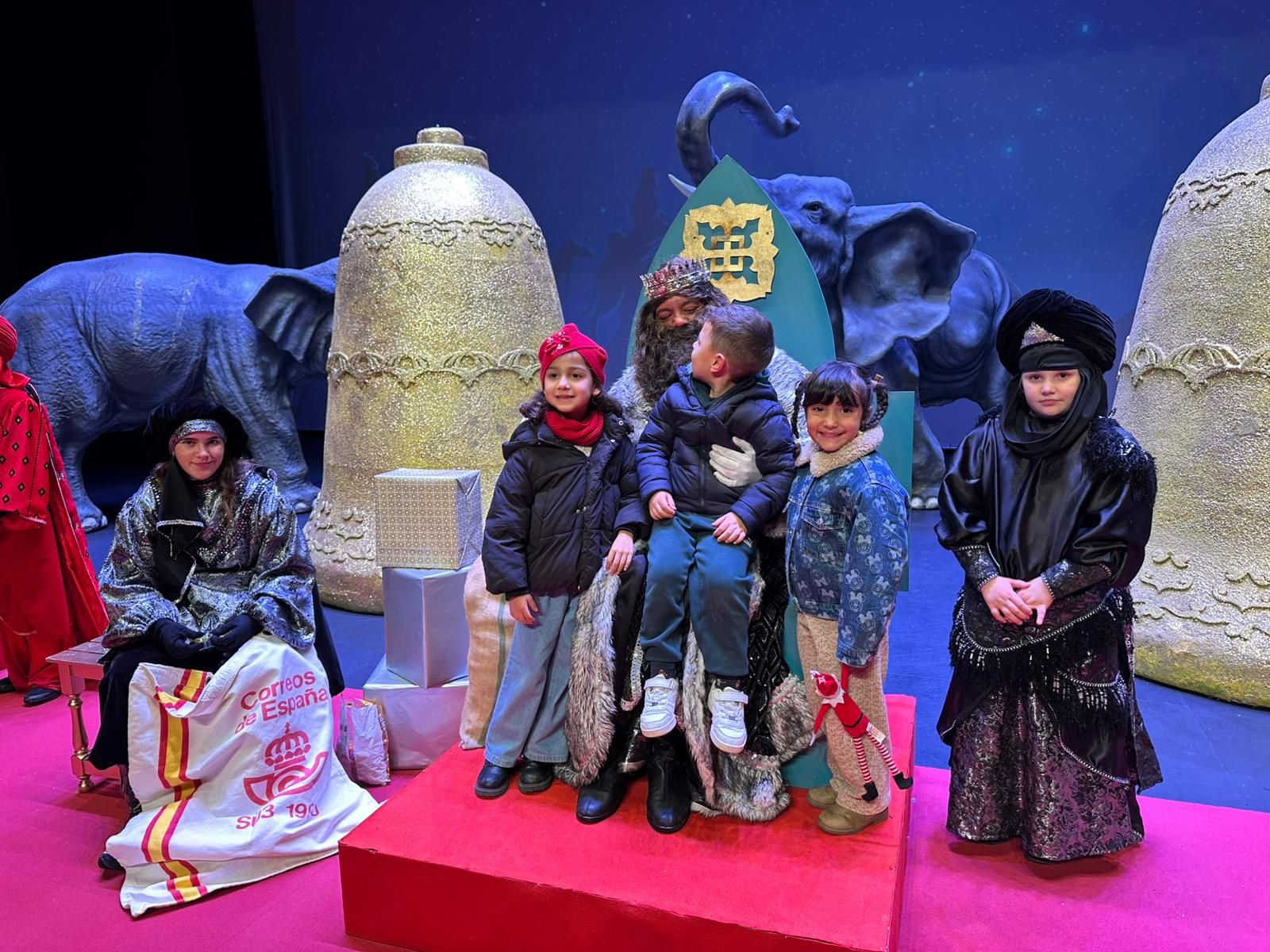 De la Residencia de Mayores a las calles: imágenes del paso de los Reyes Magos por Huércal-Overa