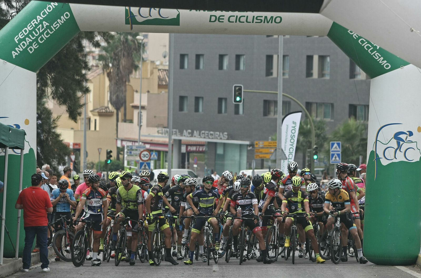 Los participantes en la última Clásica de Algeciras esperan para tomar la salida
