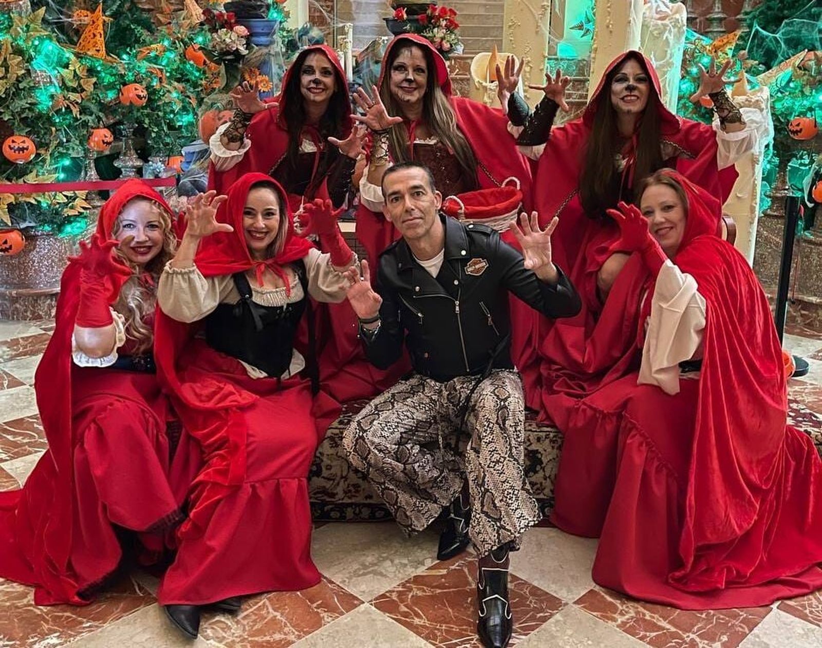 David Calleja, con un grupo de Caperucitas.