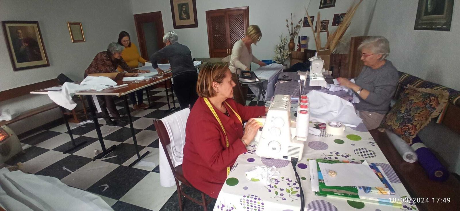 Mujeres de Bacares cosen los hábitos de la guardería que se ha estrenado esta Semana Santa y también nuevos trajes para los penitentes adultos