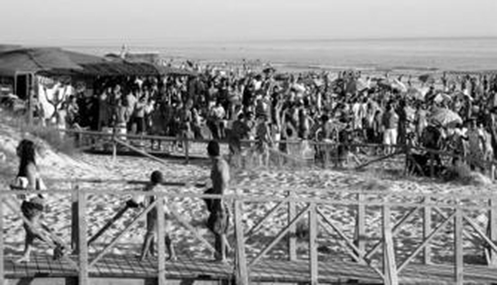 Centenares de jóvenes en las inmediaciones del chiringuito El Aborígena.