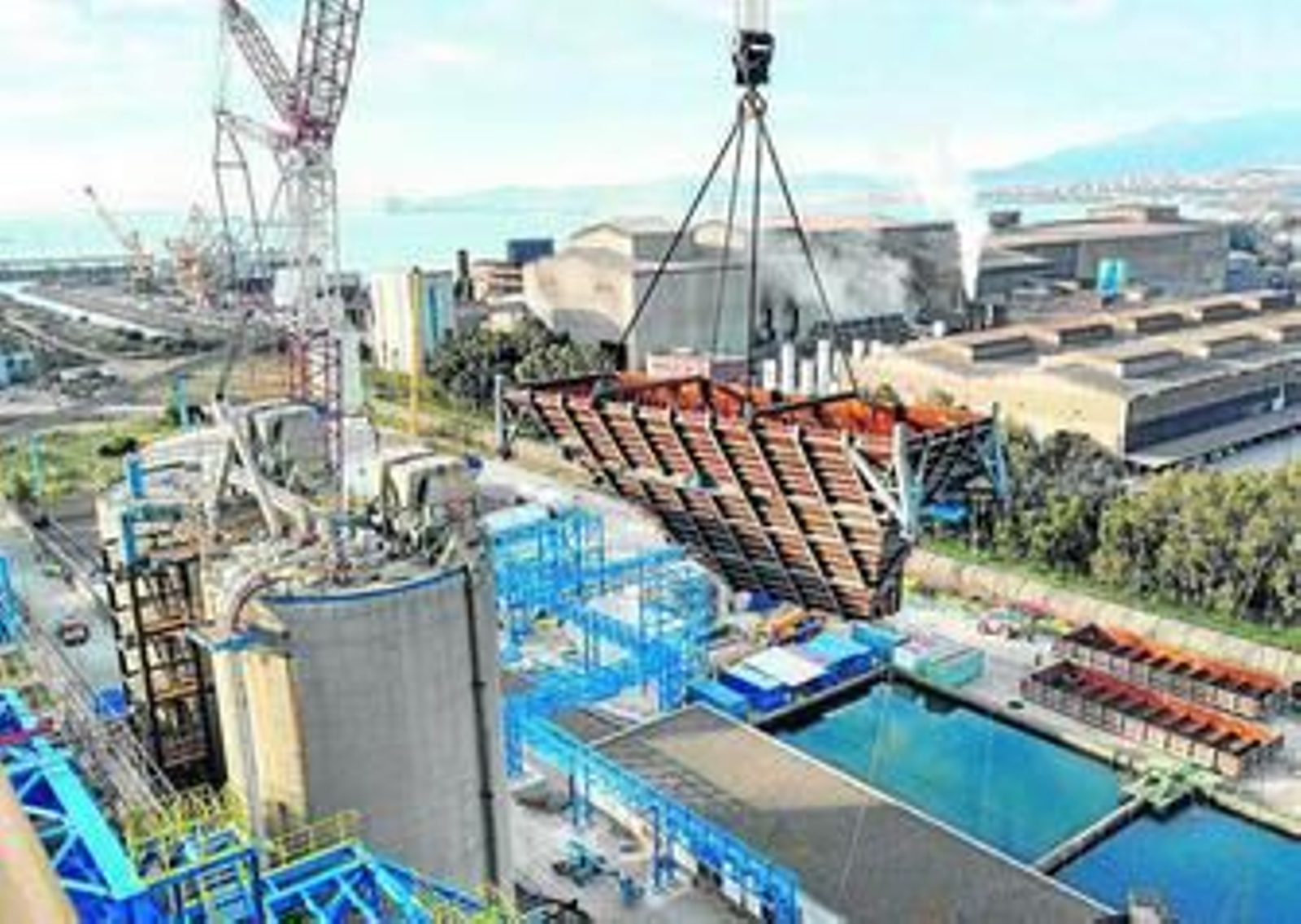 Imagen de las tareas de instalación de la primera de las tolvas que serán colocadas.