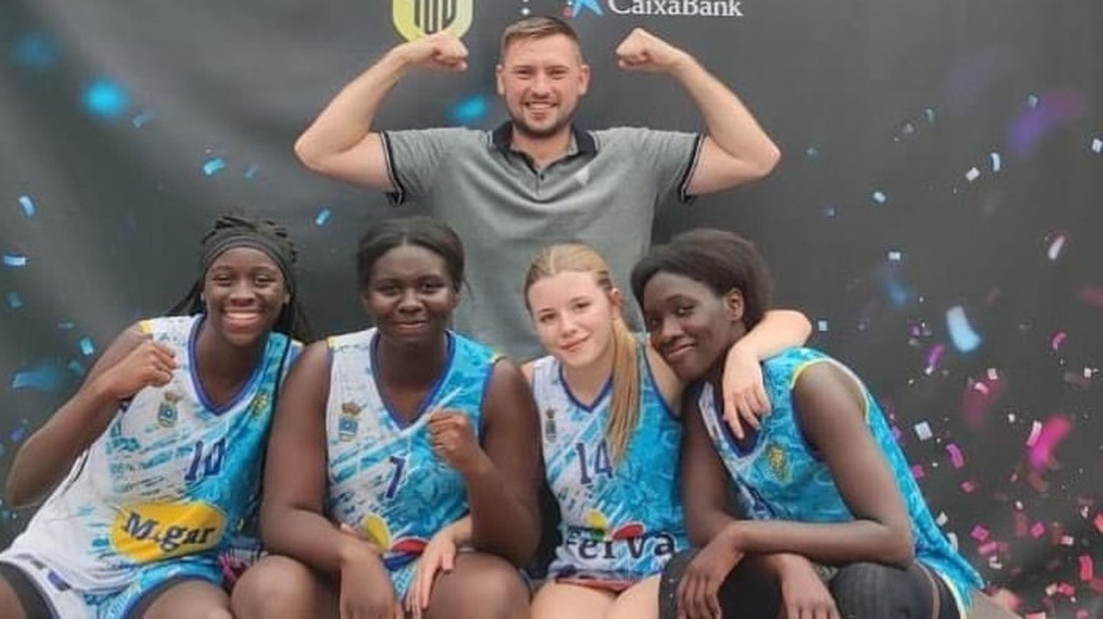 El conjunto almeriense posa feliz tras el campeonato