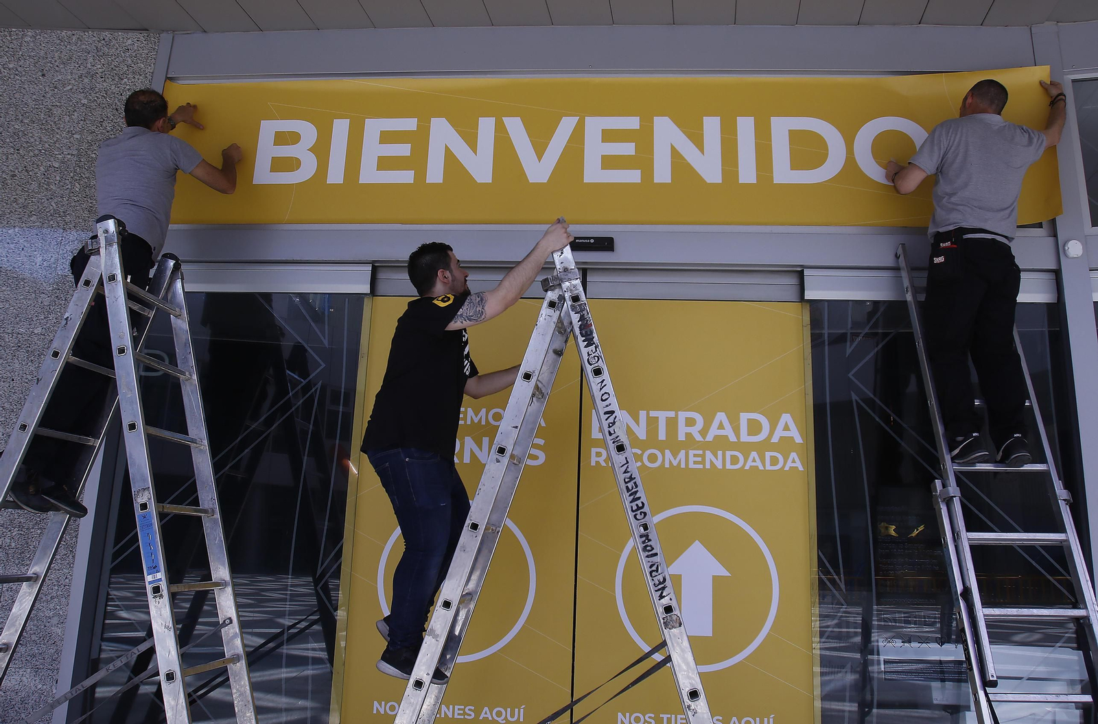 Preparativos para la reapertura en Nervión Plaza.