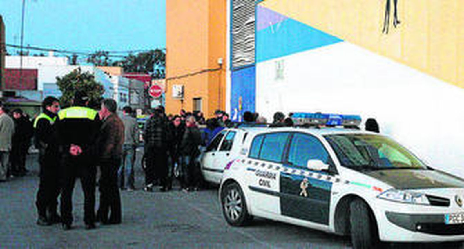 Vecinos, policías y guardias civiles, ayer en el lugar del accidente.