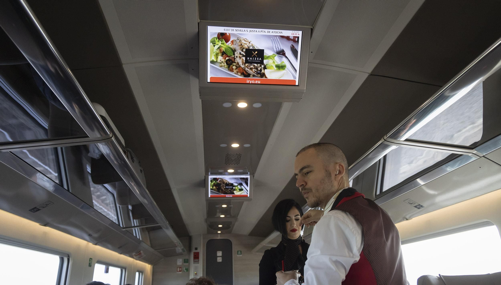 Asistentes en el servicio de comida.