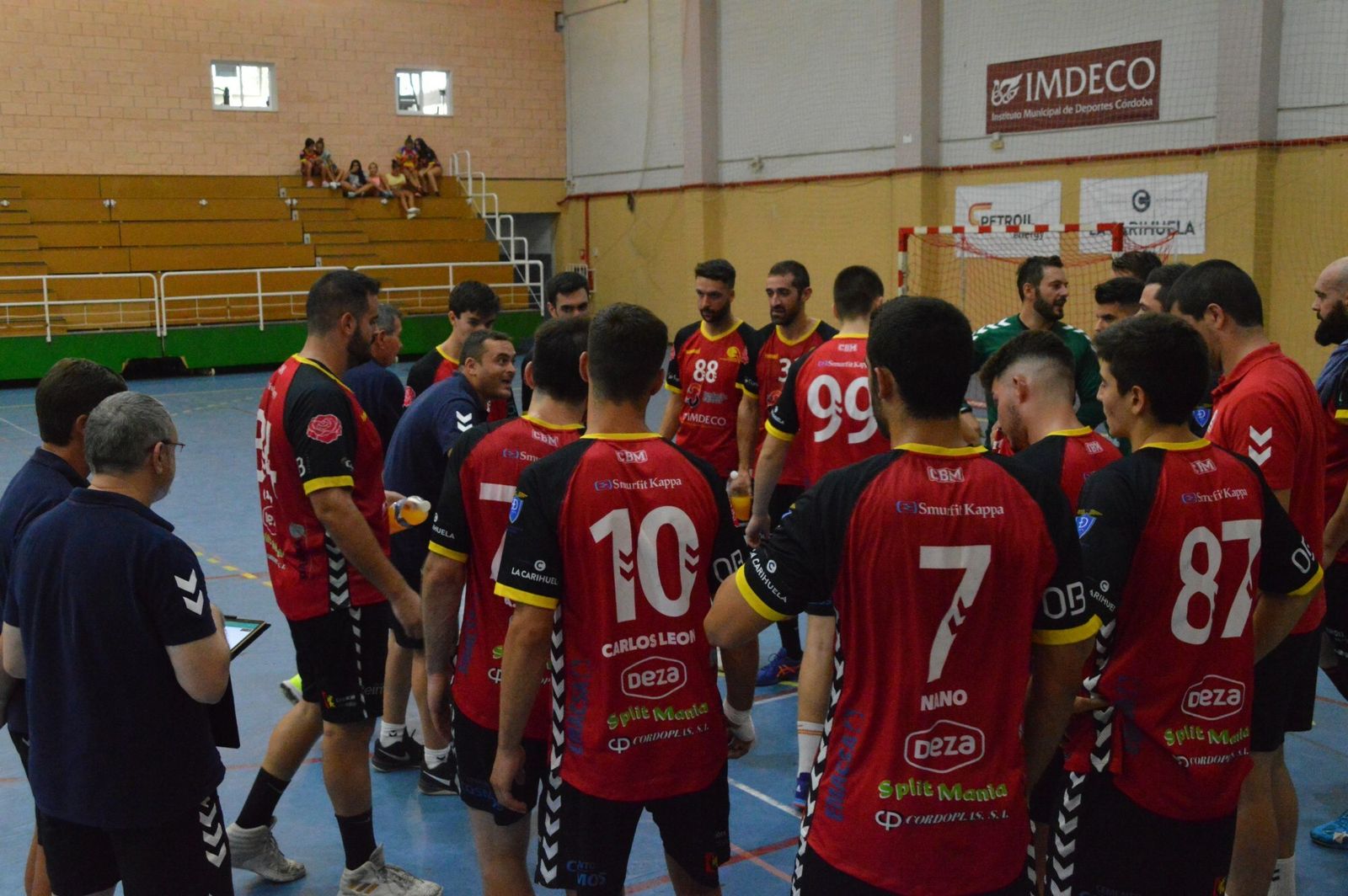 Jesús Escribano, técnico del Cajasur CBM, da instrucciones a sus jugadores en un tiempo muerto.