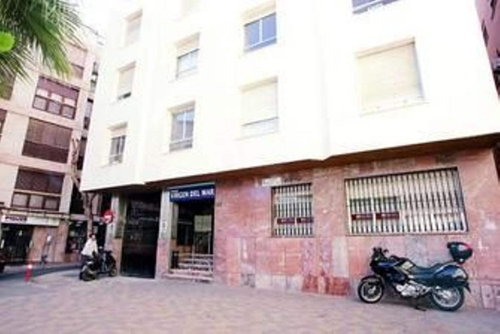 Entrada principal del edificio Virgen del Mar, que cerró como hospital hace una década.