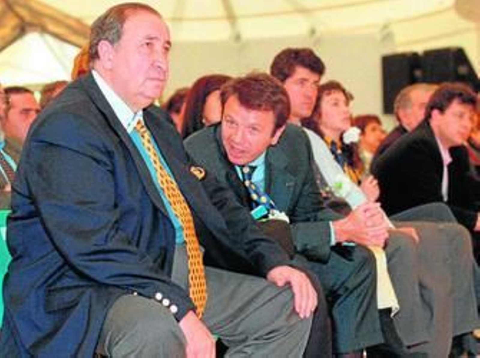 Imagen de archivo de Jesús Gil, en un acto, acompañado de varios de sus hijos.