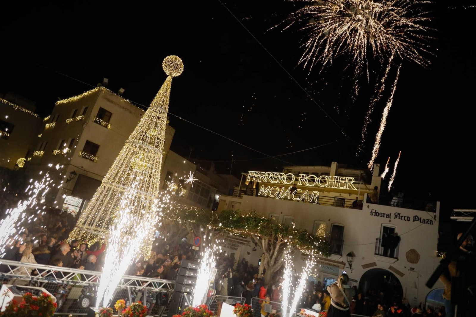 Las mejores imágenes de la iluminación navideña de Mojácar con las luces de Ferrero Rocher