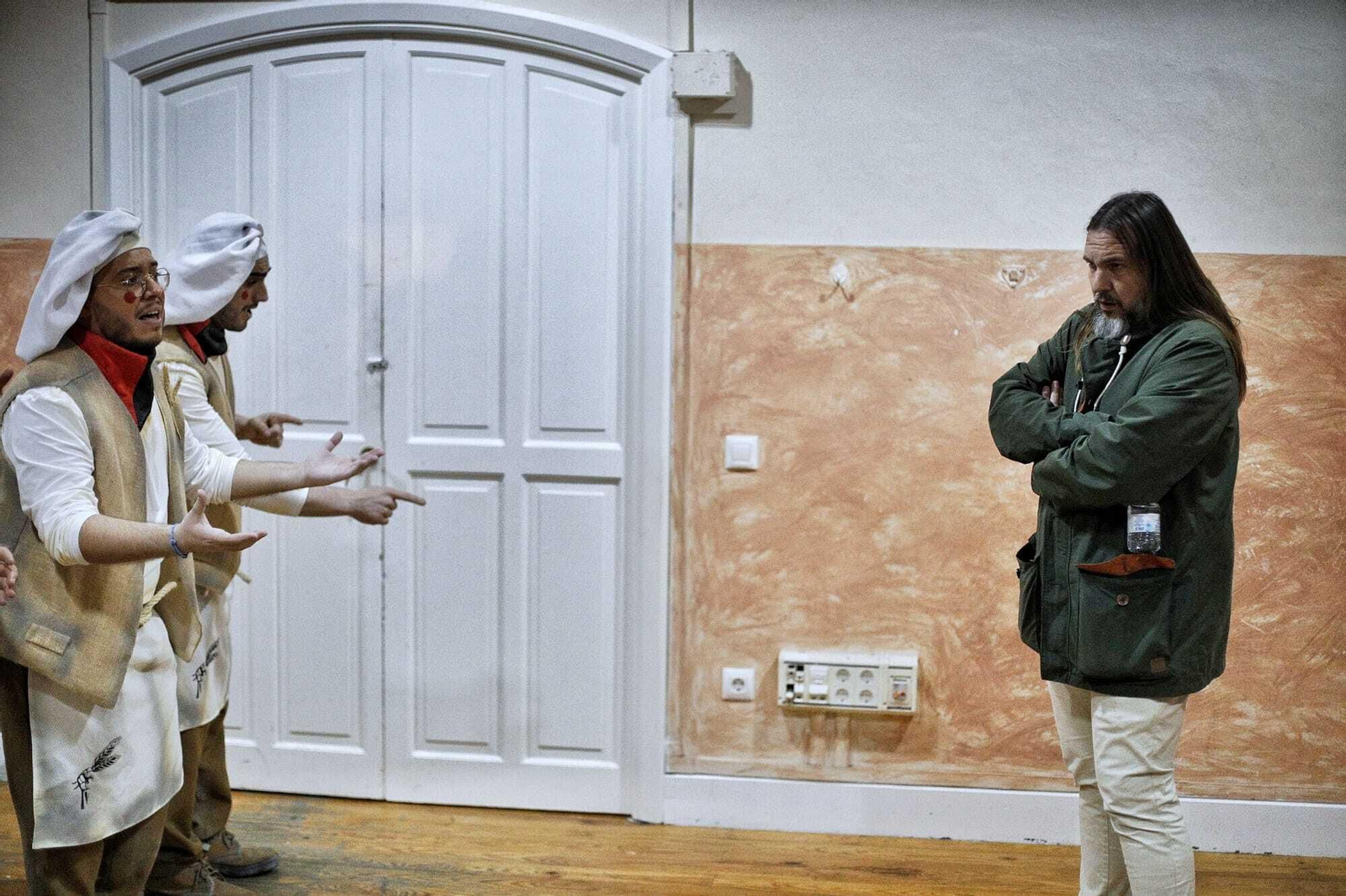 Comparsa 'La conquista del pan' en camerinos