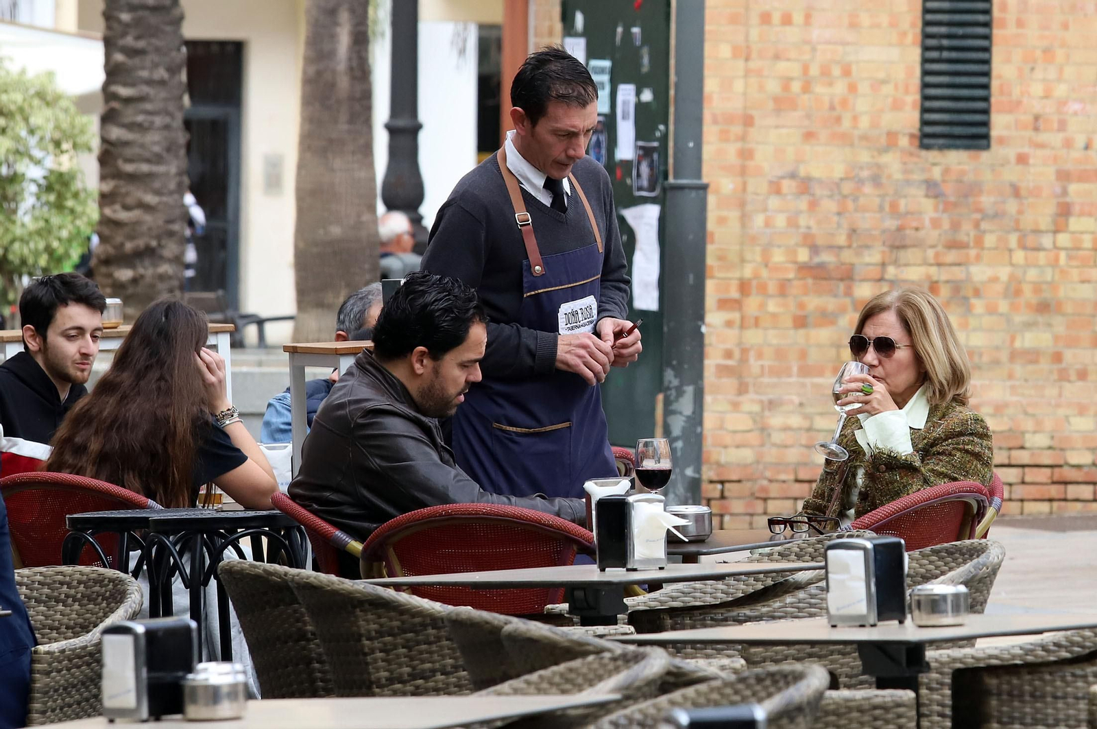 El sector servicios ha sido el principal causante de la baja del paro en noviembre.