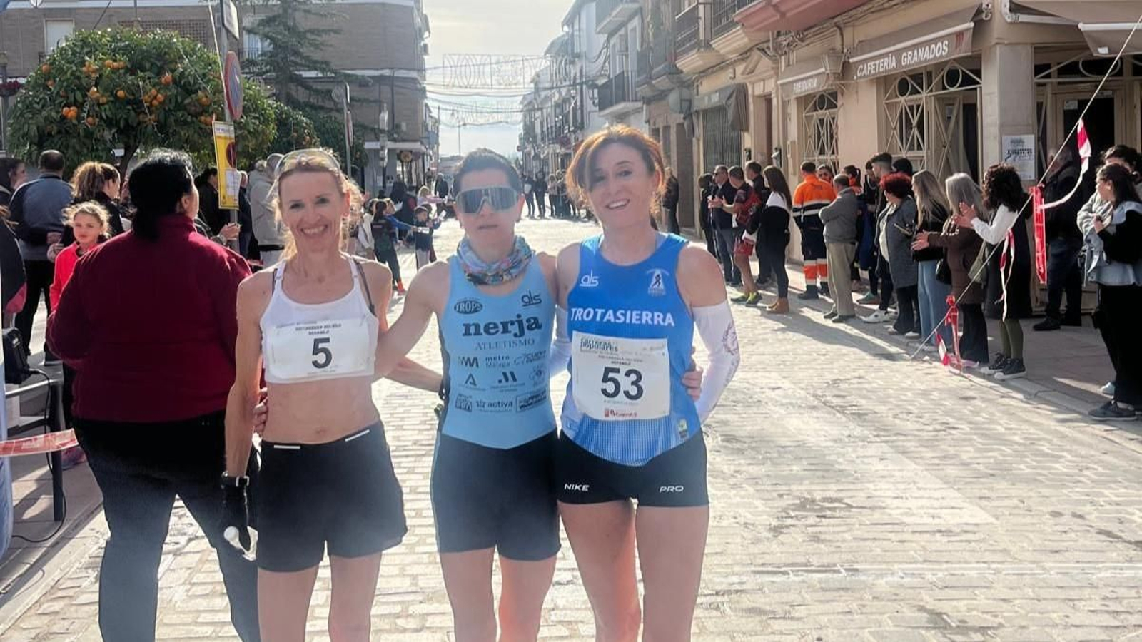 Lola Chiclana posa junto a Rafi Mengual y Sigrid Averland.