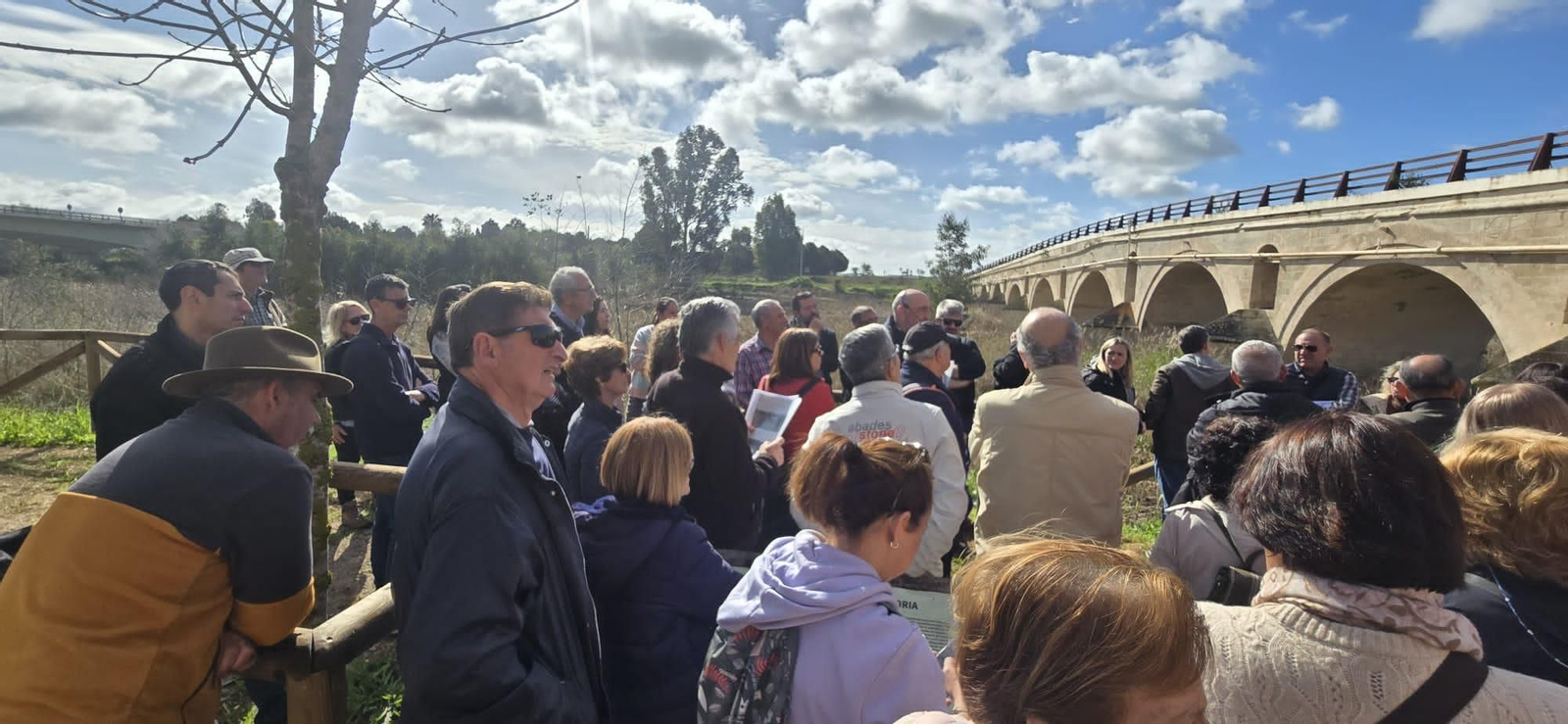 Multitudinaria visita guiada al puente de Cartuja en Jerez
