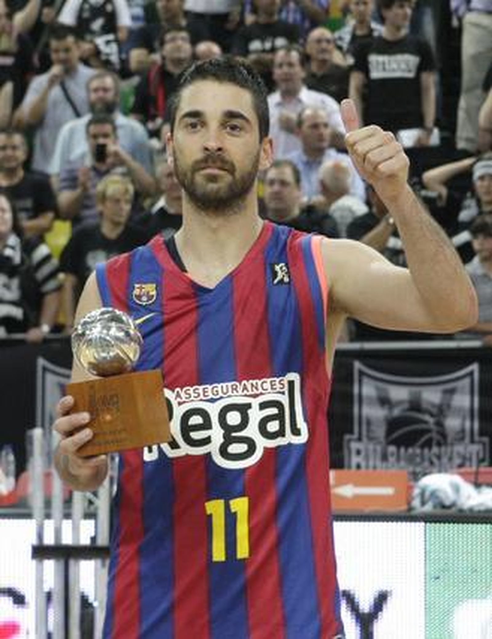 Juan Carlos Navarro, con el trofeo al mejor jugador de la final.  Foto: EFE
