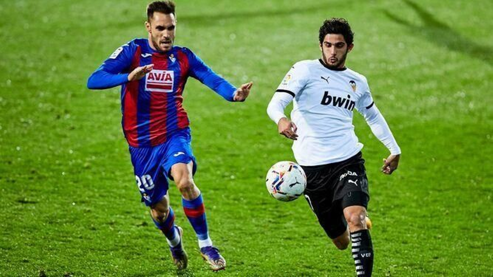 Guedes, en un partido con el Valencia ante el Eibar.