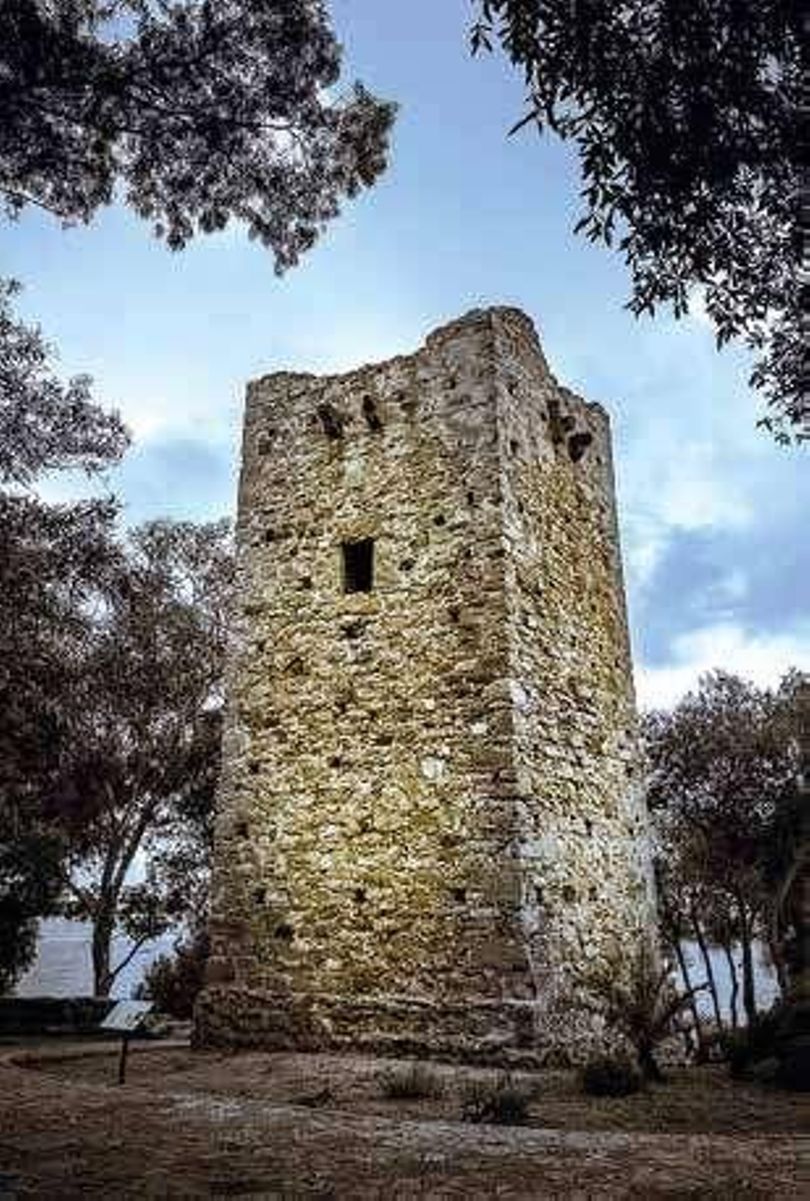La torre del Rocadillo desde el Norte, donde se localiza la puerta-ventana orientada a tierra.
