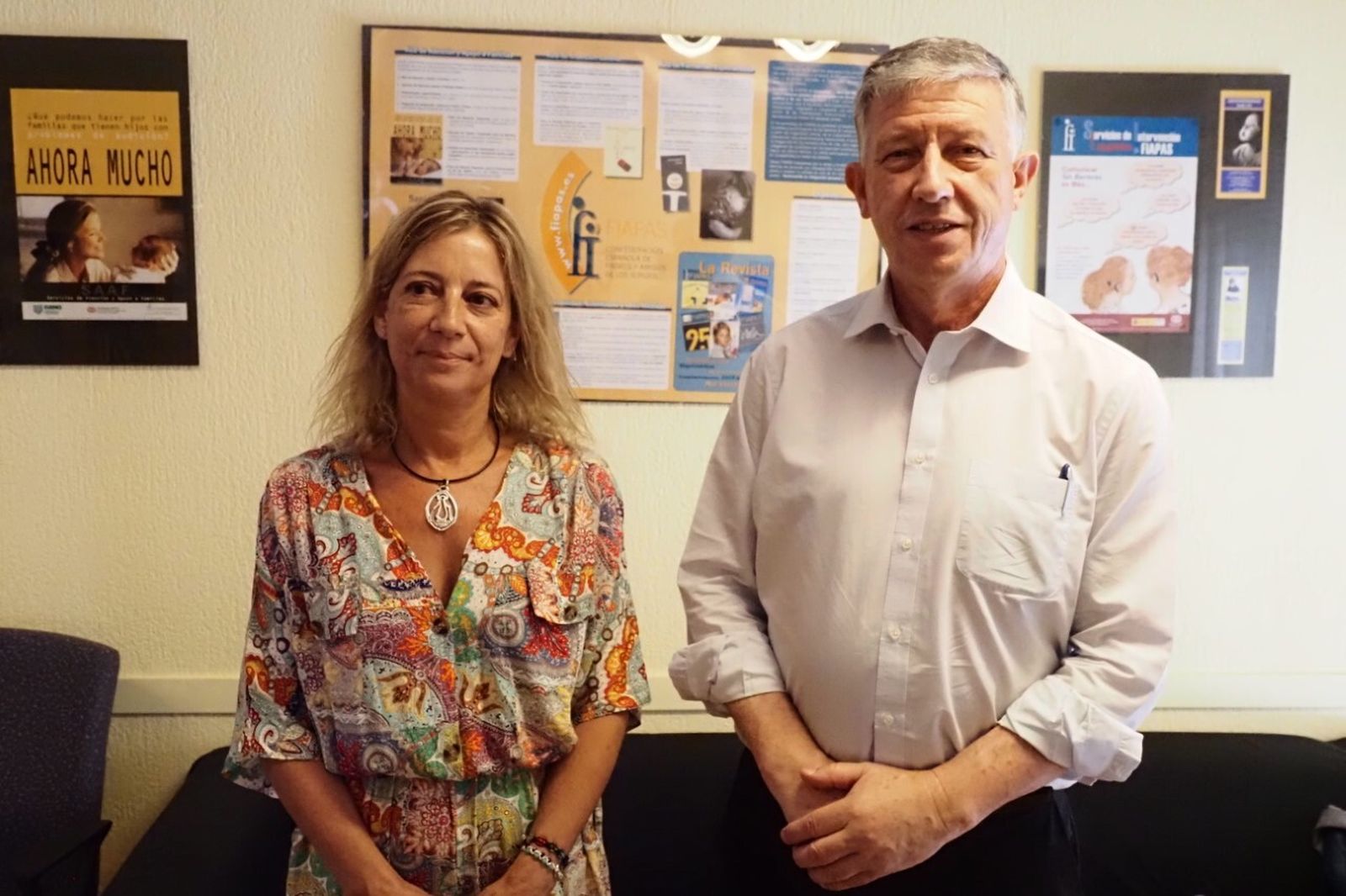 La gerente de Asprodesordos y el alcalde de Palos.