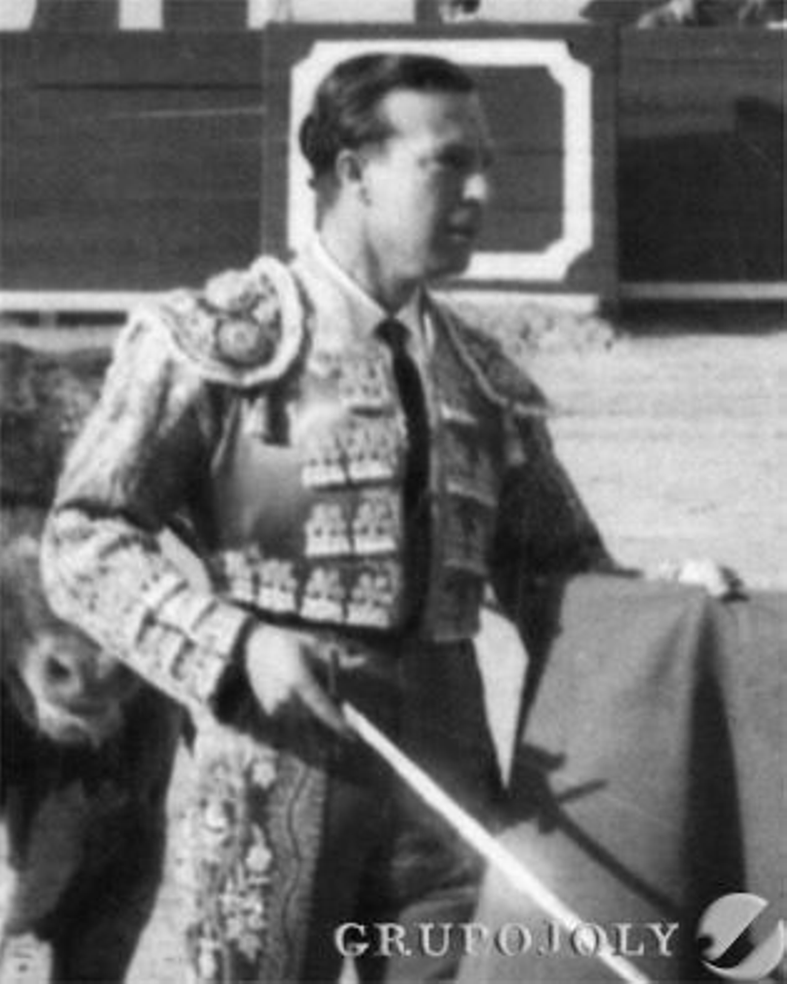 El diestro con el toro detrás.

Foto: D.S.