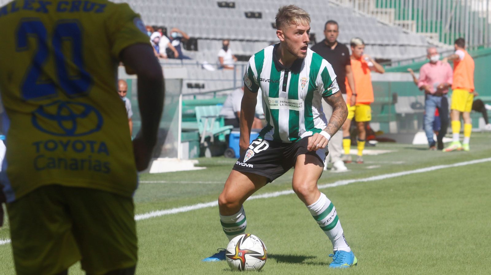 Antonio Casas controla el balón en el duelo ante la UD San Fernando.