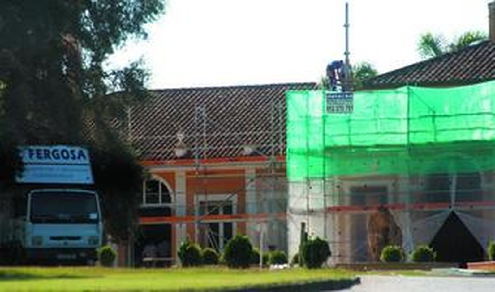 Varios operarios comenzaron ayer, por el tejado, los trabajos de derribo de la casa club de Montenmedio.