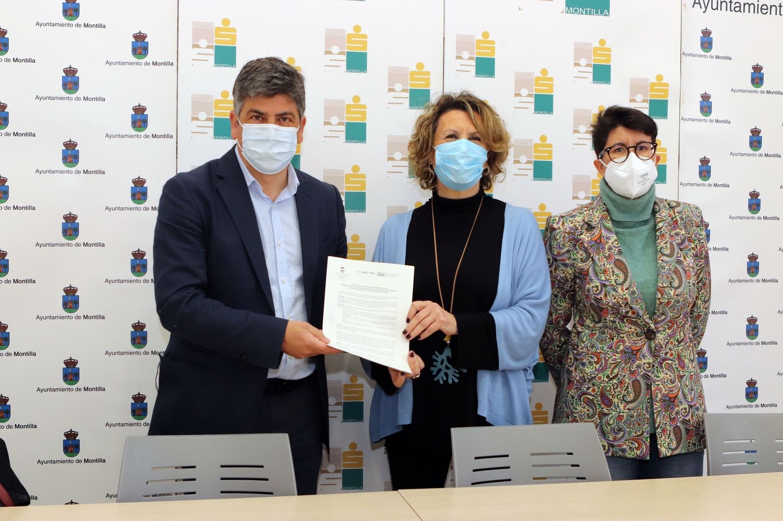 Firma del convenio entre el Ayuntamiento de Montilla y EMET-Arcoíris.