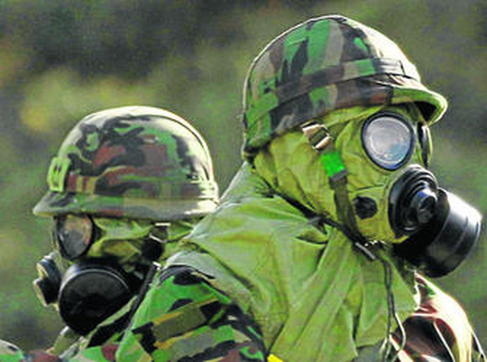 Dos soldados surcoreanos con máscaras antigás en el curso de las maniobras militares que comenzaron ayer.