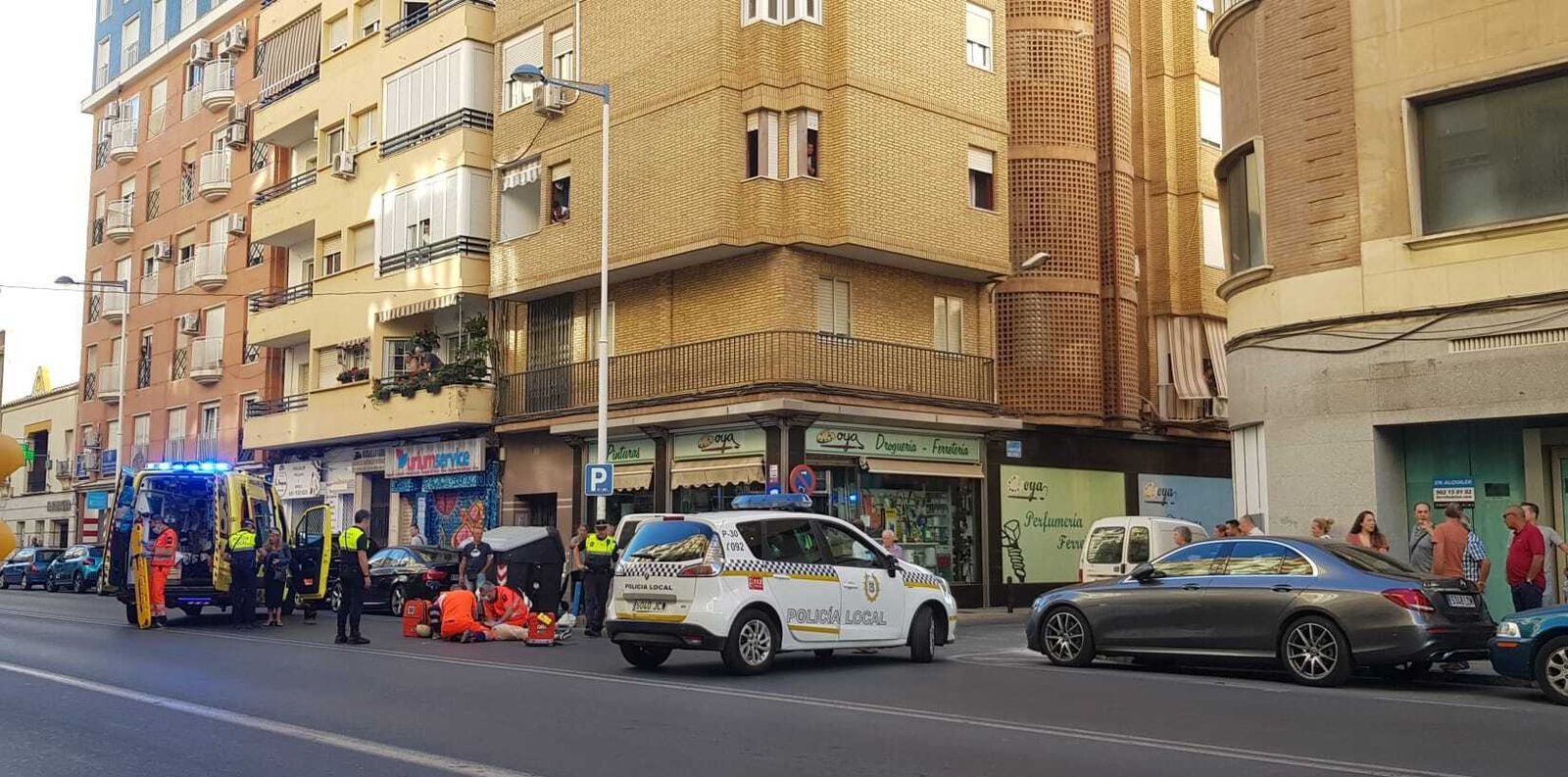 Los equipos sanitarios atienden al motorista herido tendido en la calzada.