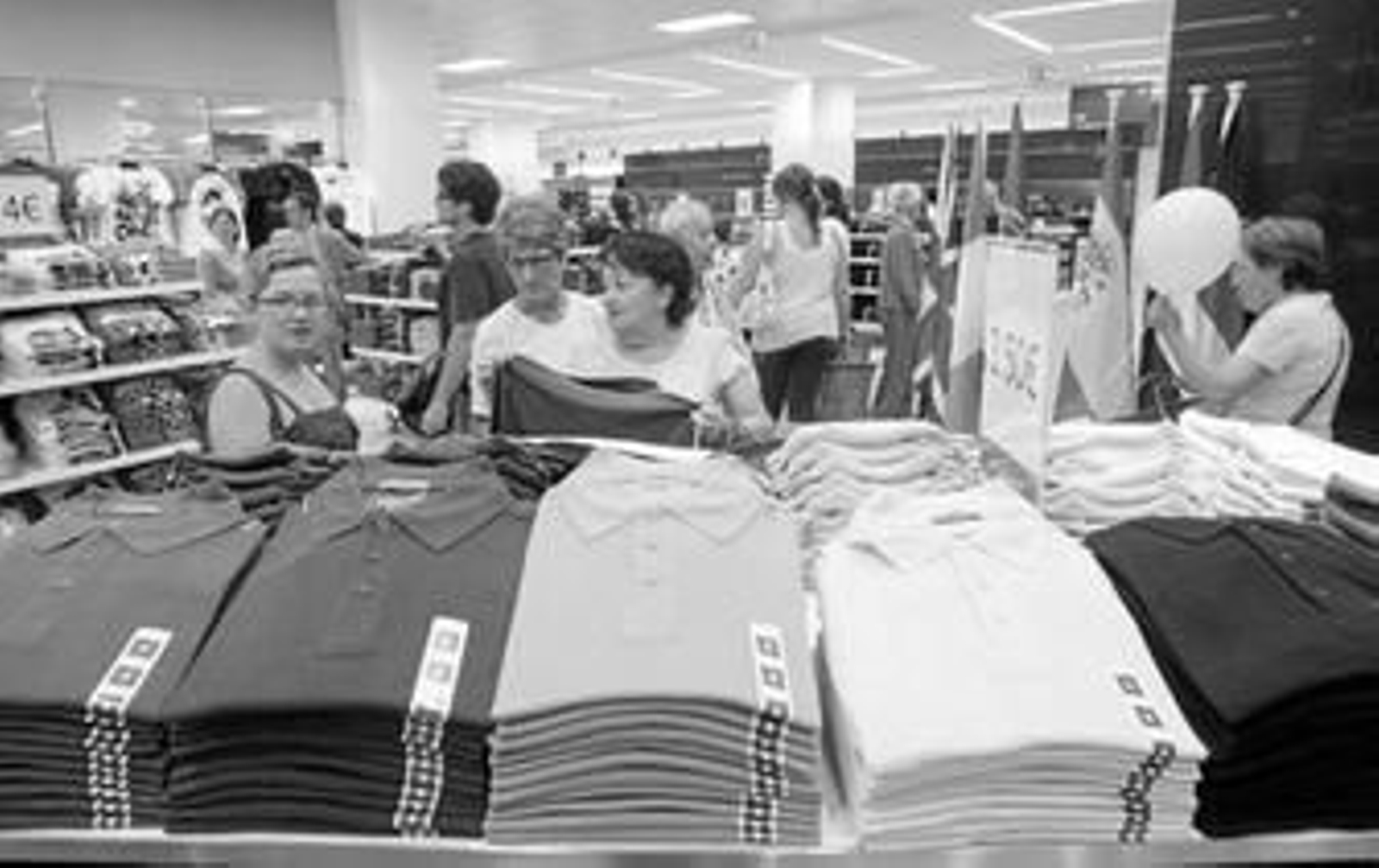 Un grupo de personas disfruta de las compras en el primer día de Primark Algeciras, ayer.