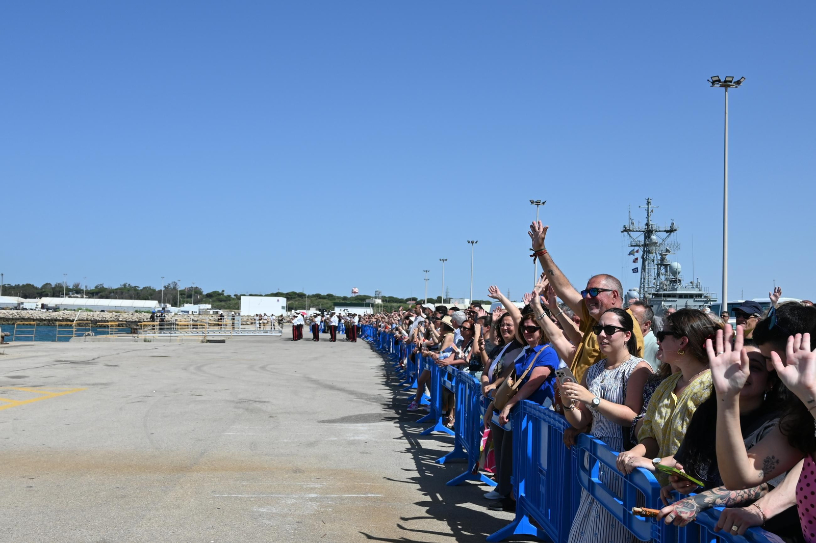 Las imágenes de la despedida de la fragata 'Navarra' de la Armada en la Base de Rota