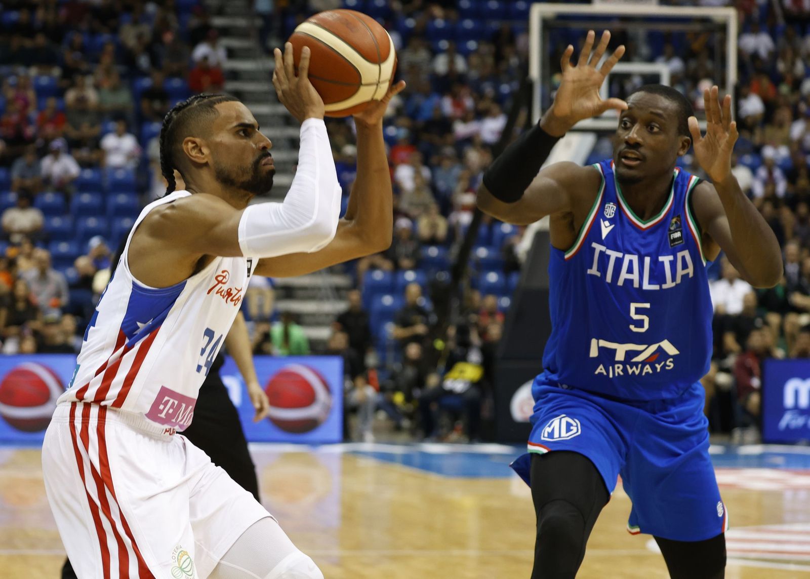 Gian Clavell lanza a canasta ante Italia durante el último preolímpico.
