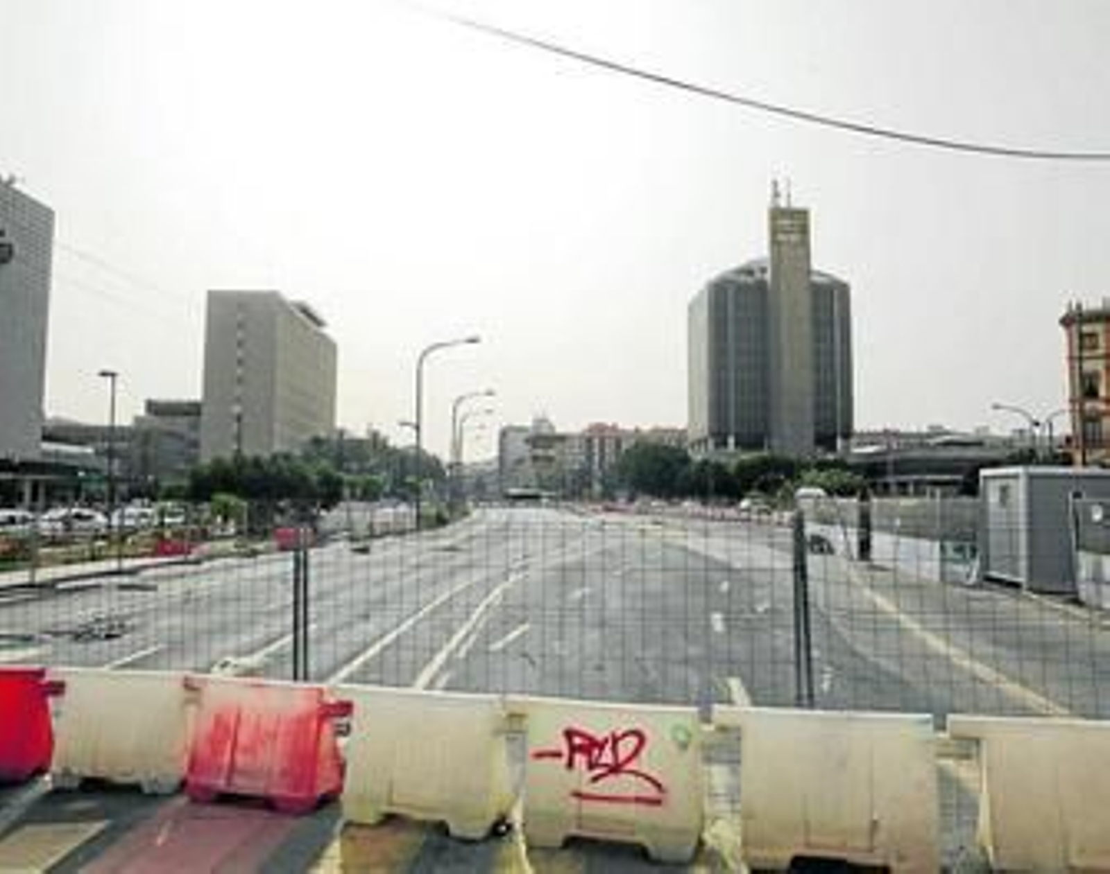 Vista de la Avenida de Andalucía, donde la obra del Metro está inactiva desde hace más de un año. Vista de la Avenida de Andalucía, donde la obra del Metro está inactiva desde hace más de un año.