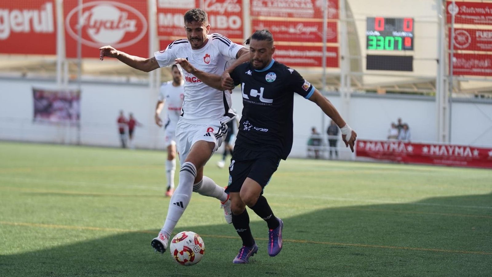 David Agudo (Ciudad de Lucena) es presionado por un jugador del Utrera. David Agudo (Ciudad de Lucena) es presionado por un jugador del Utrera.