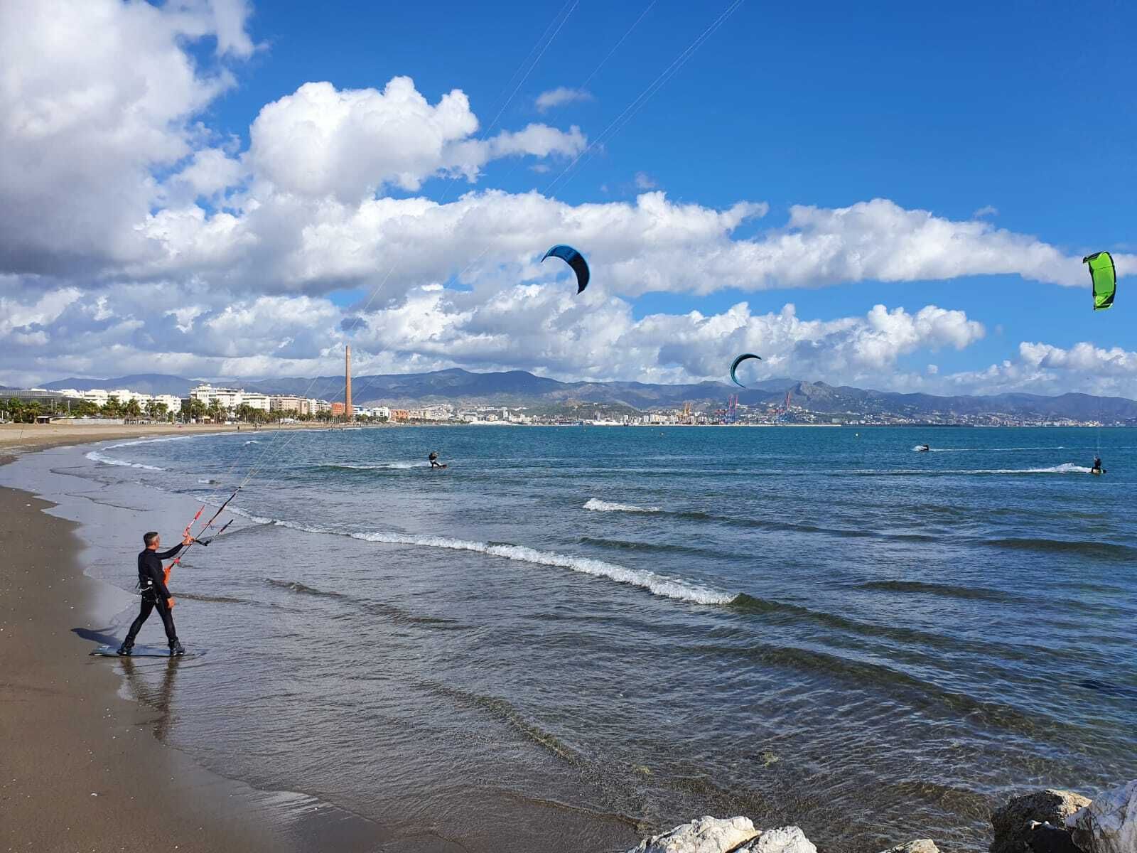 Domingo de kitesurf en la playa de Sacaba de Málaga, en fotos