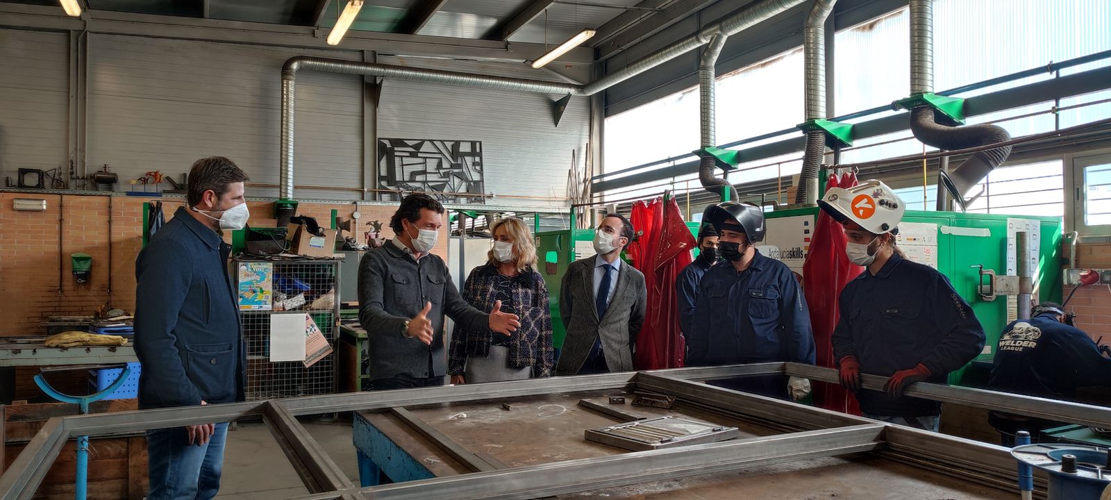 La delegada territorial de Educación de la Junta, Inmaculada Troncoso, y el delegado territorial de Empleo, Ángel Herrador, visitan un taller de soldadura en el Instituto Zoco de Córdoba.