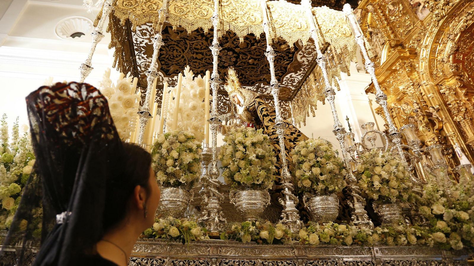 Colas en los templos a la espera de la Madrugá